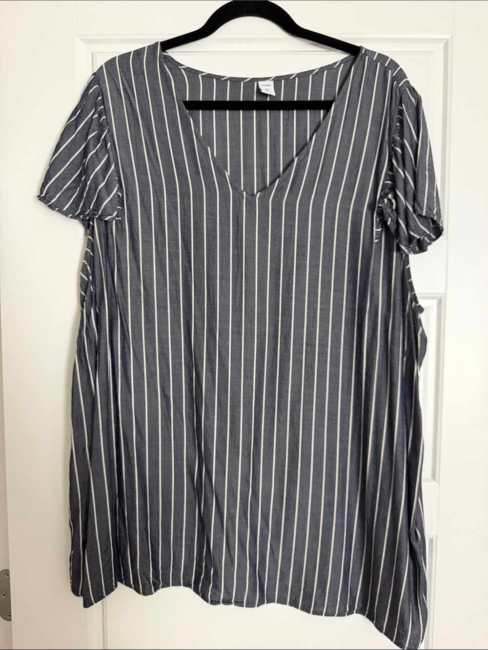 Striped V-Neck top in navy size 3x